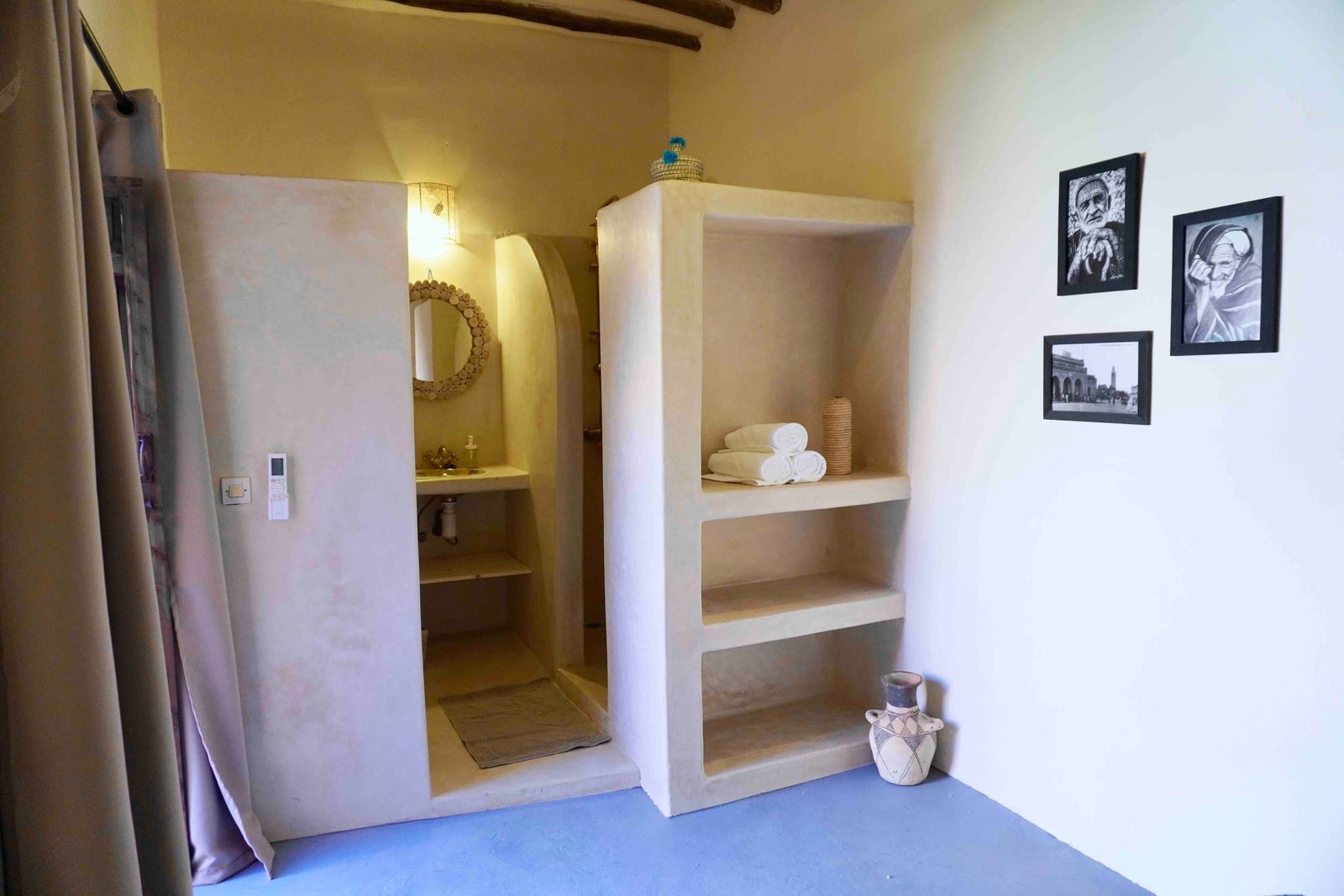 La salle de douche de la Chambre Bleue, niches en tadelakt et arche maçonnée