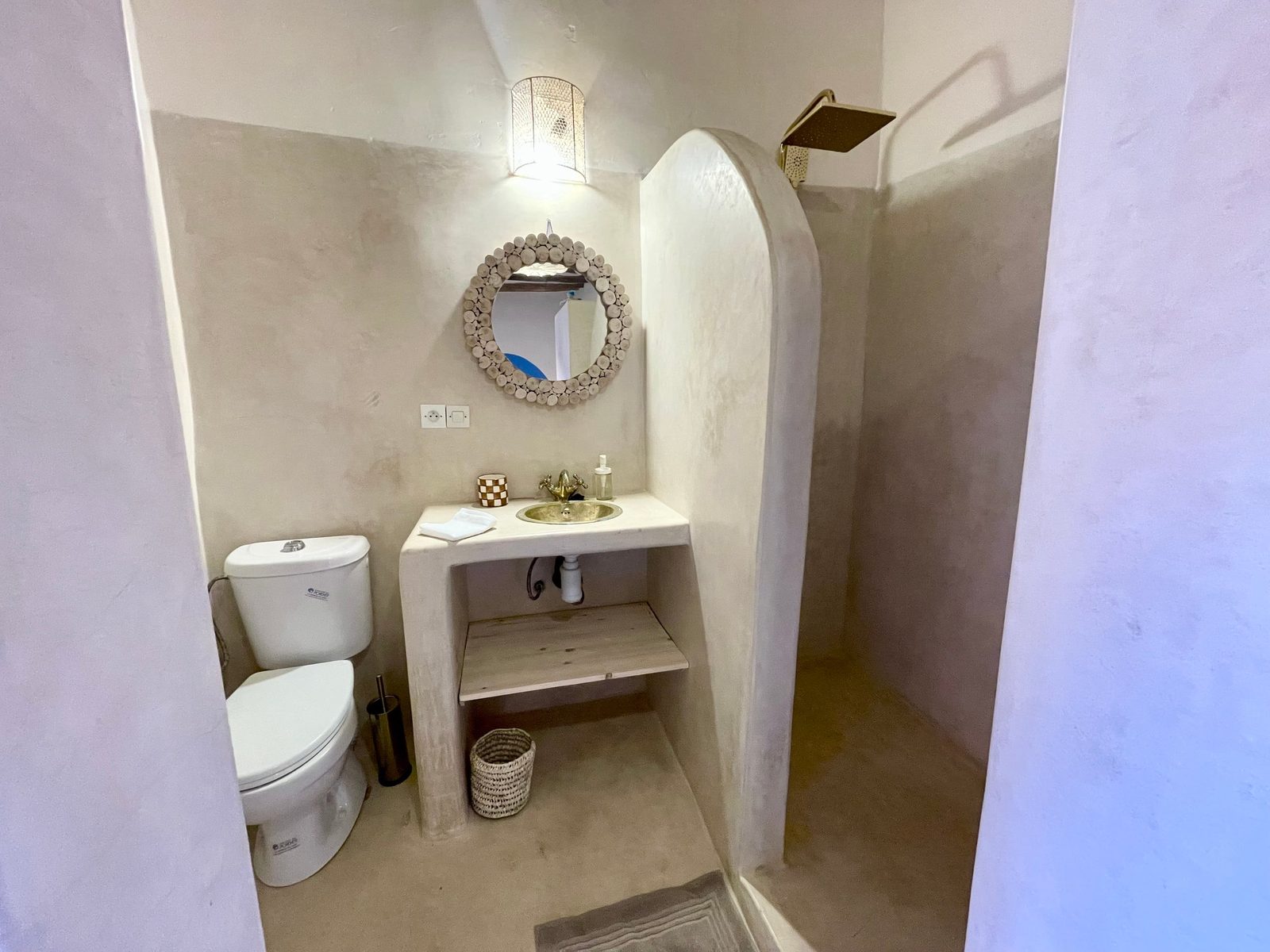 La vasque et le miroir ciselé de la salle de douche de la Chambre Bleue
