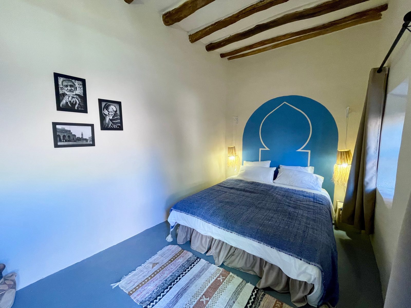 La Chambre Bleue, tête de lit en arche bleu majorelle et cadres photo en noir et blanc