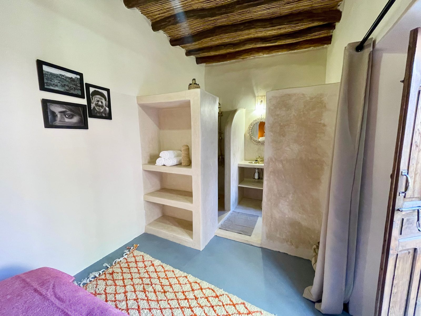 La salle de douche de la Chambre Rouge et ses niches ouvertes en tadelakt