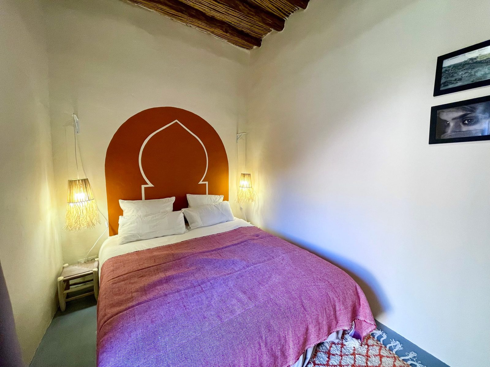 La Chambre Rouge, tête de lit en arche terracotta et couvre-lit prune