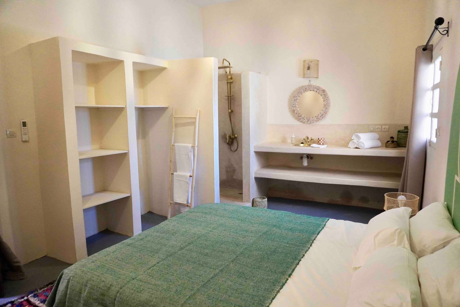 La vasque en tadelakt et les niches de rangement de la Chambre Verte