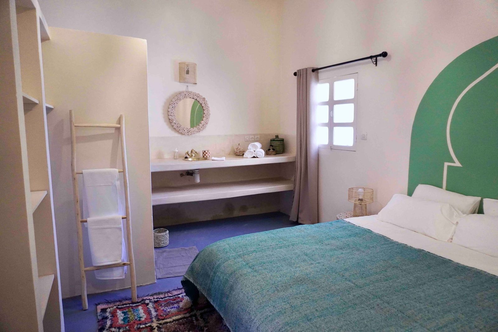 La Chambre Verte, lit queen size et tête de lit en arche peinte vert d'eau
