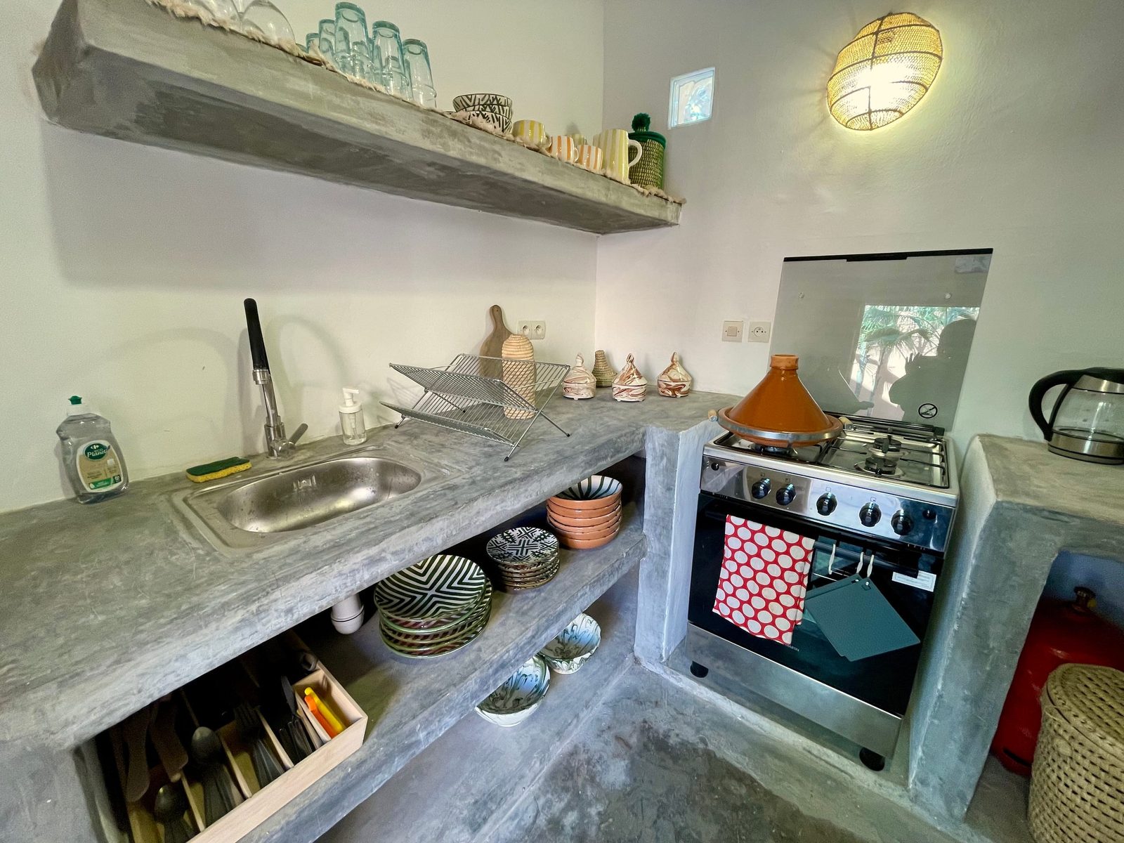 La cuisine ouverte sur le jardin, vaisselle marocaine peinte à la main