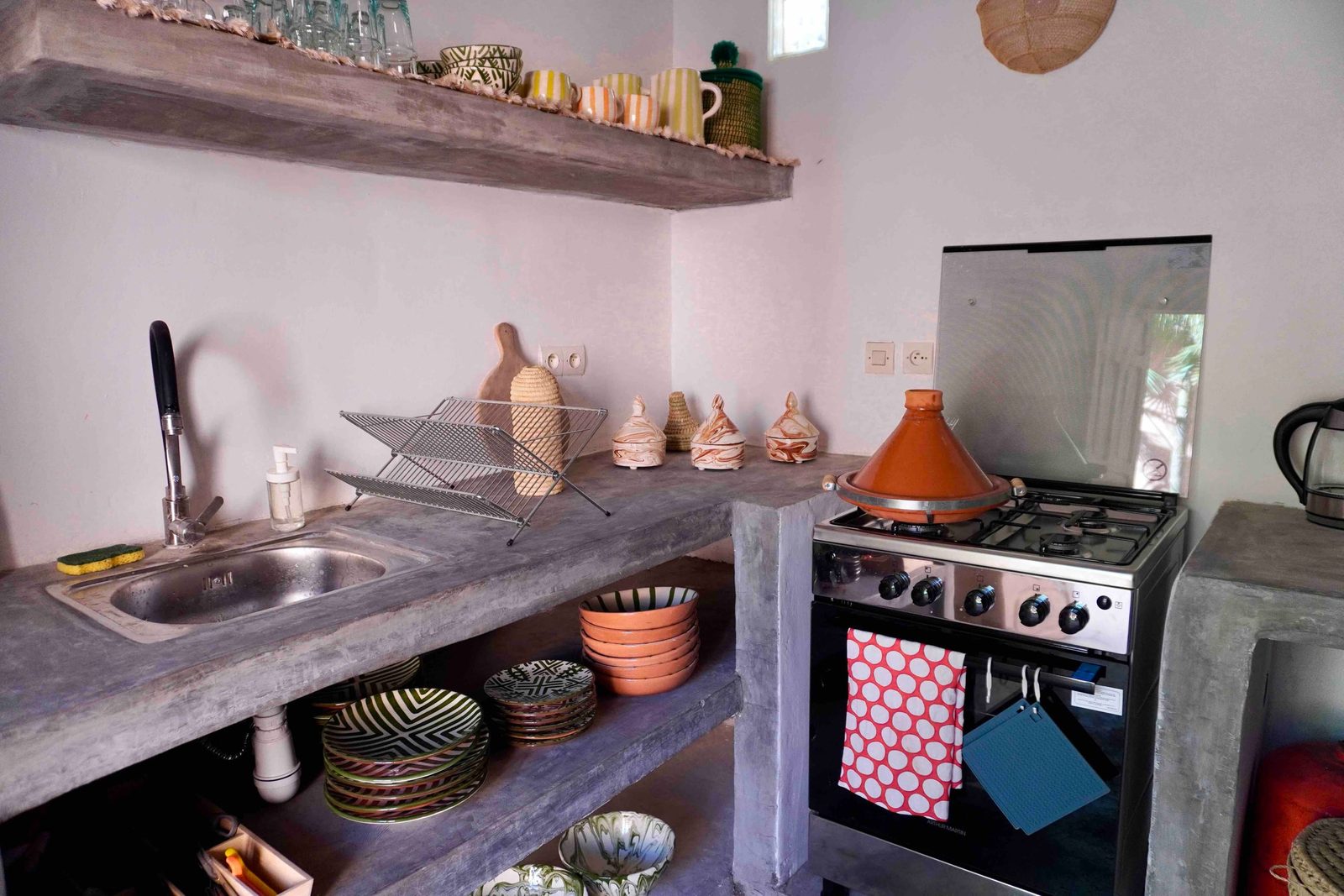 Le plan de travail en béton ciré de la cuisine, tajine et poteries de Marrakech