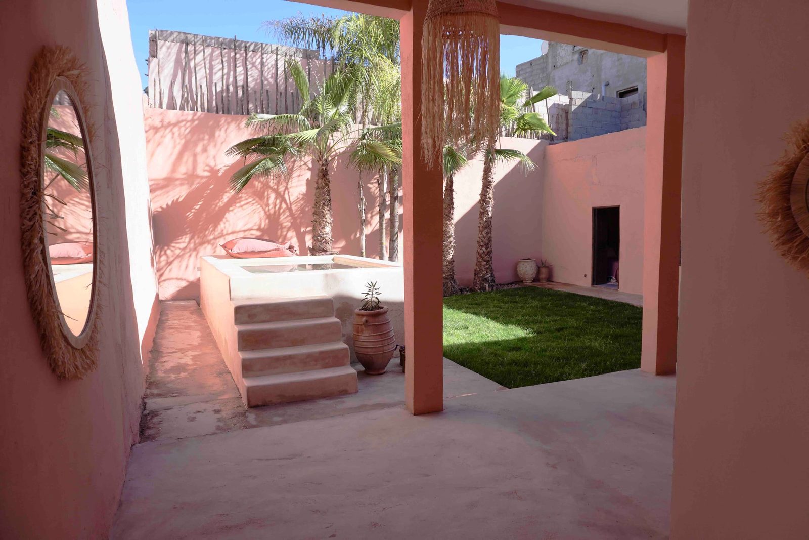 L'escalier extérieur qui mène à la terrasse de toit, le long du mur terracotta