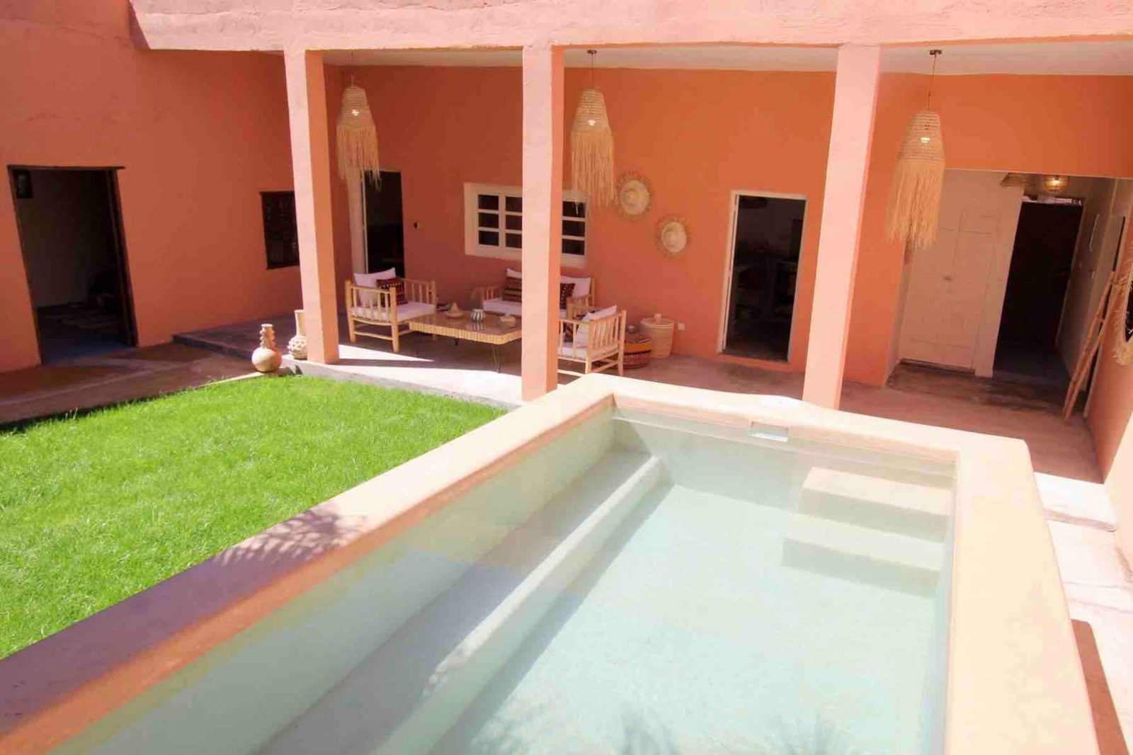 La piscine privée de Dar Djinou et son jardin, sous les arcades terracotta, à 10 km de Marrakech