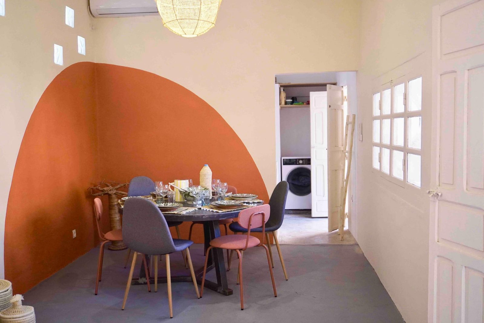 La salle à manger de Dar Djinou, table dressée sous l'arche peinte terracotta