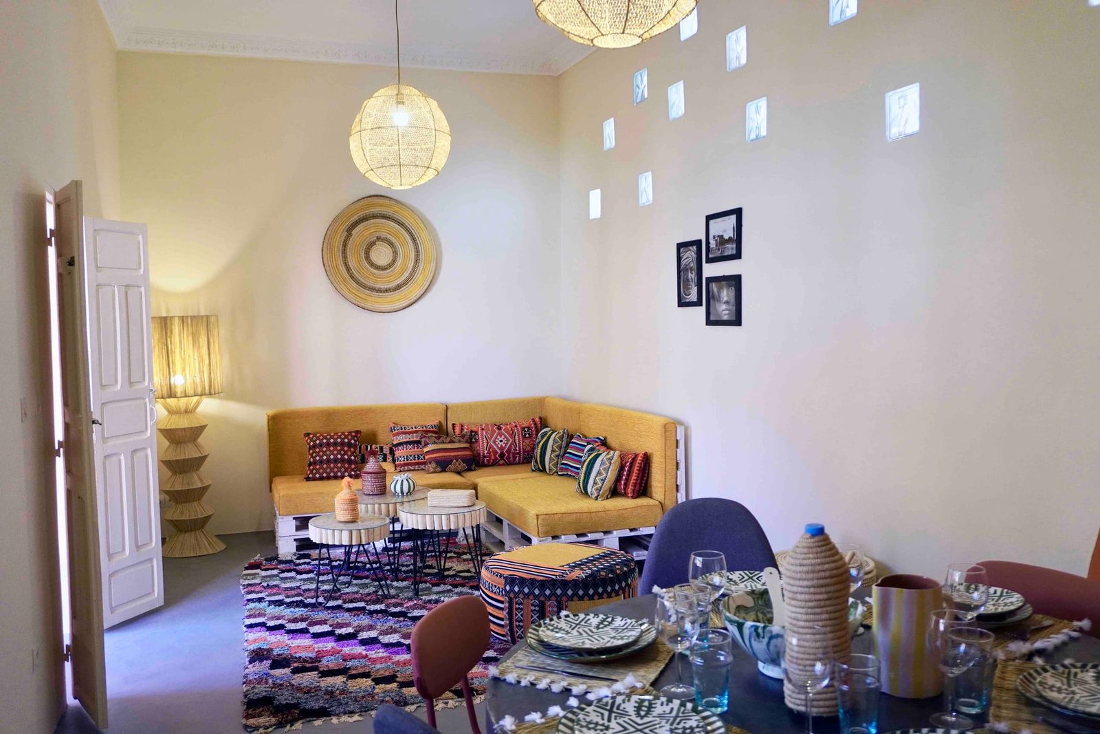 Le salon marocain, banquette jaune safran, tapis berbère et table basse dressée