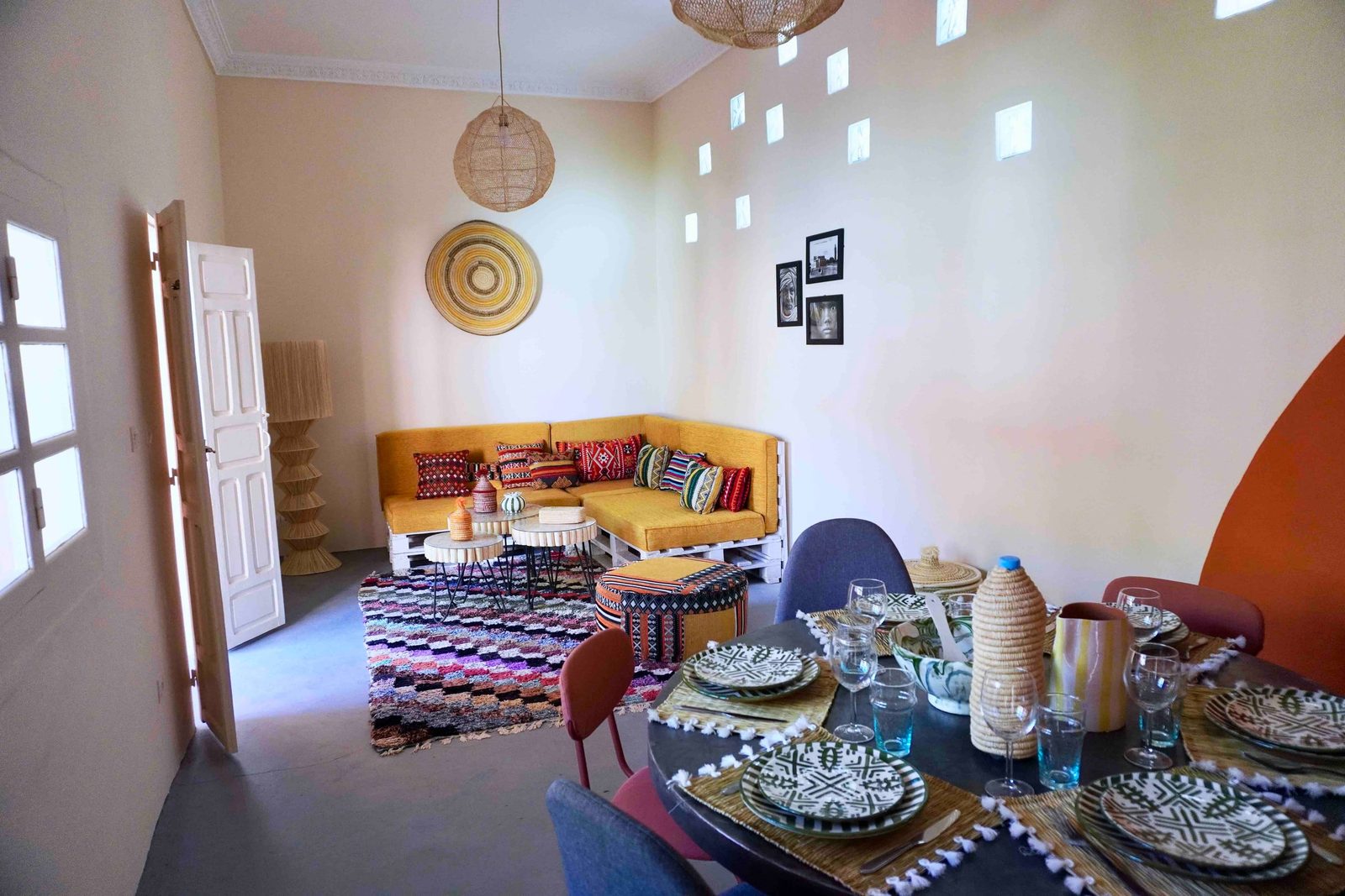 Le séjour de Dar Djinou : salon marocain et salle à manger dans la même pièce