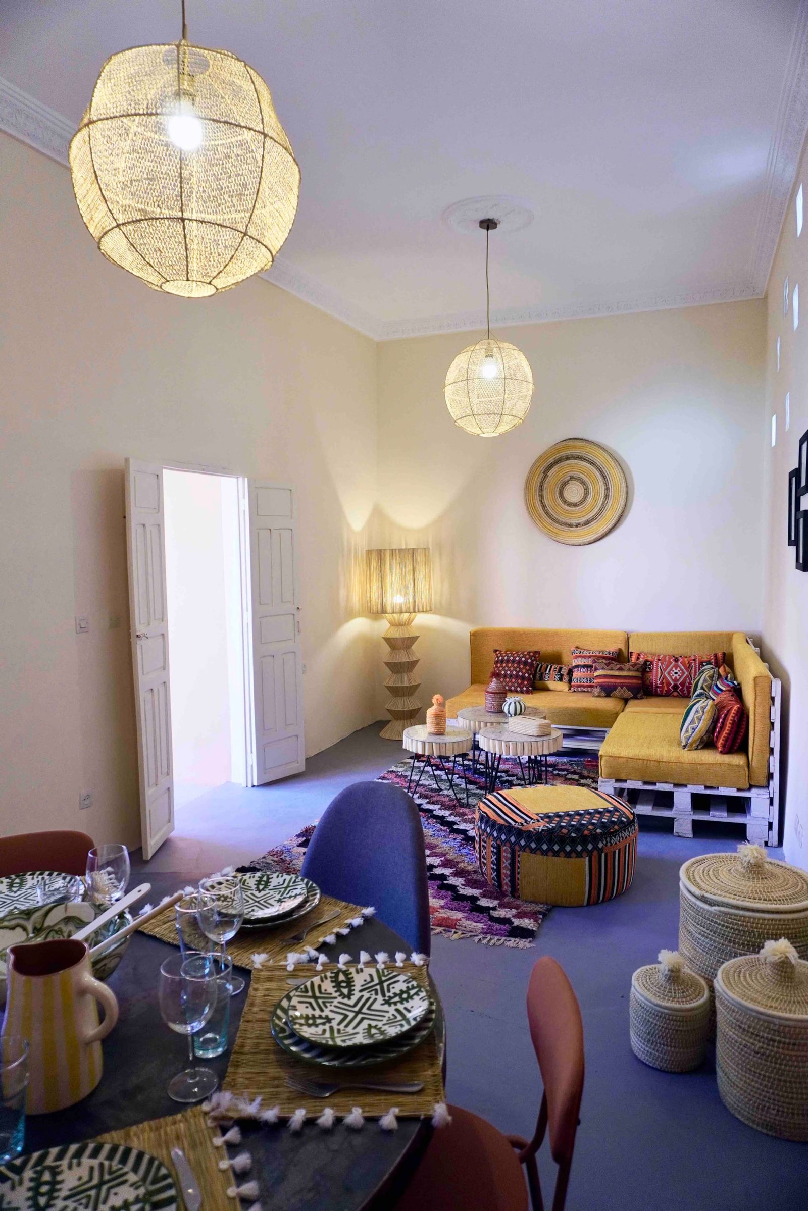 Le salon vu en hauteur, suspension en fibre tressée et banquette basse